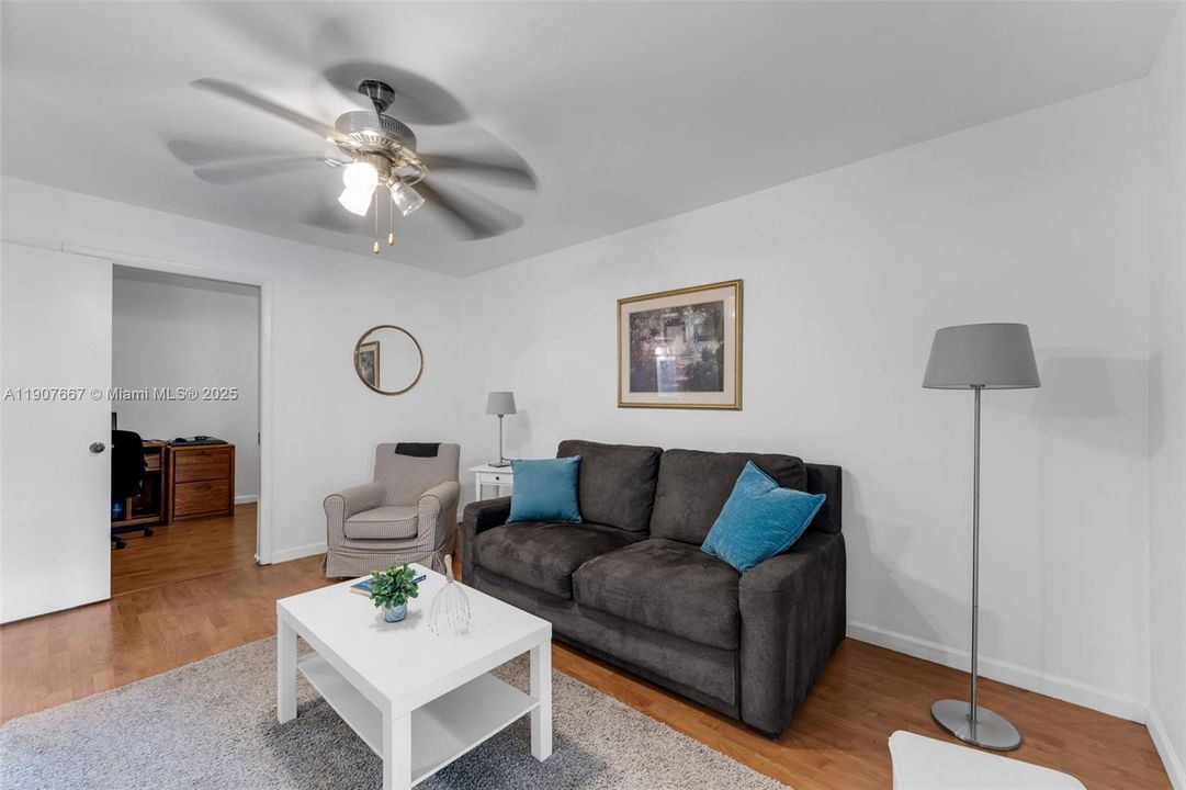 合同活跃: $360,000 (2 贝兹, 2 浴室, 1340 平方英尺)