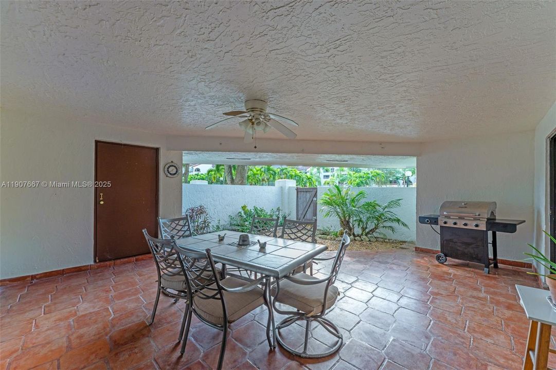 合同活跃: $360,000 (2 贝兹, 2 浴室, 1340 平方英尺)