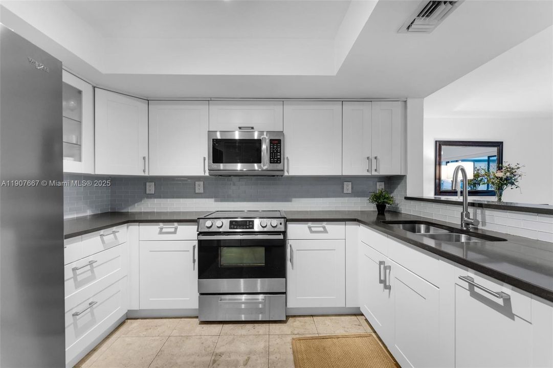 合同活跃: $360,000 (2 贝兹, 2 浴室, 1340 平方英尺)