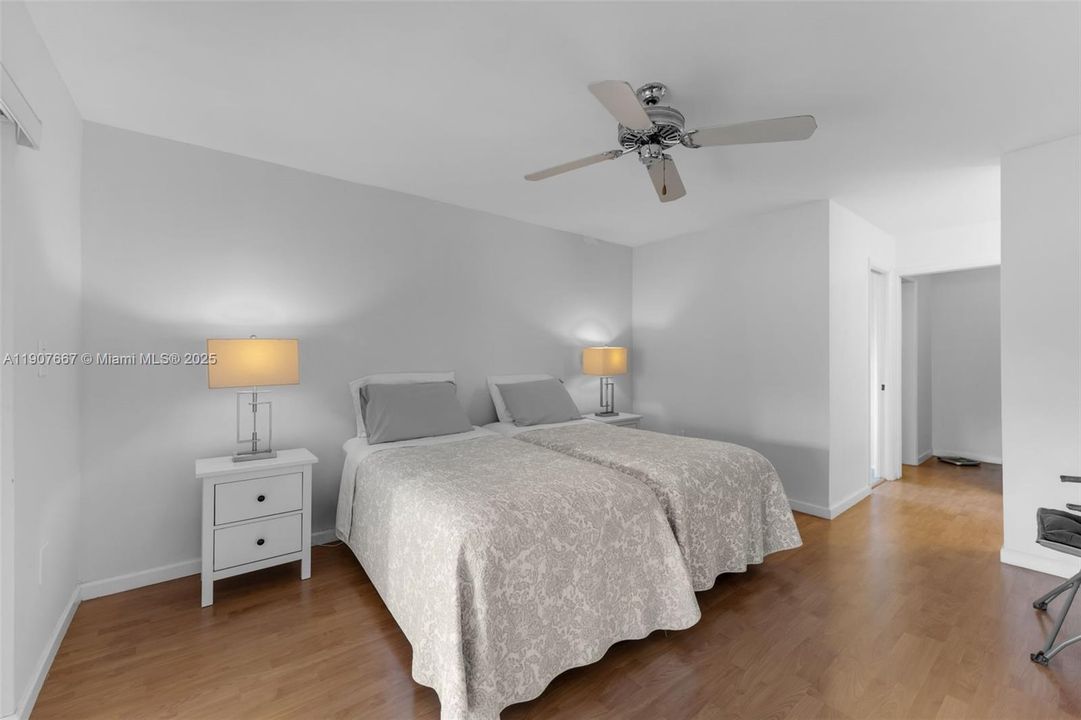 合同活跃: $360,000 (2 贝兹, 2 浴室, 1340 平方英尺)