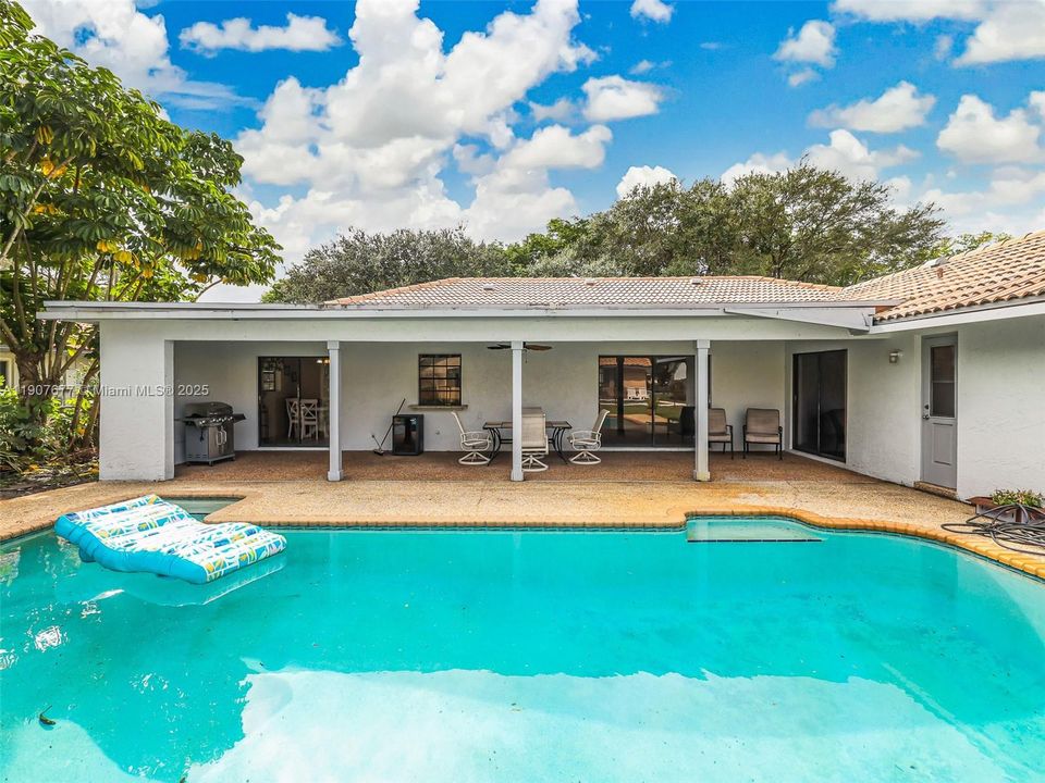 For Sale: $639,900 (4 beds, 2 baths, 2413 Square Feet)