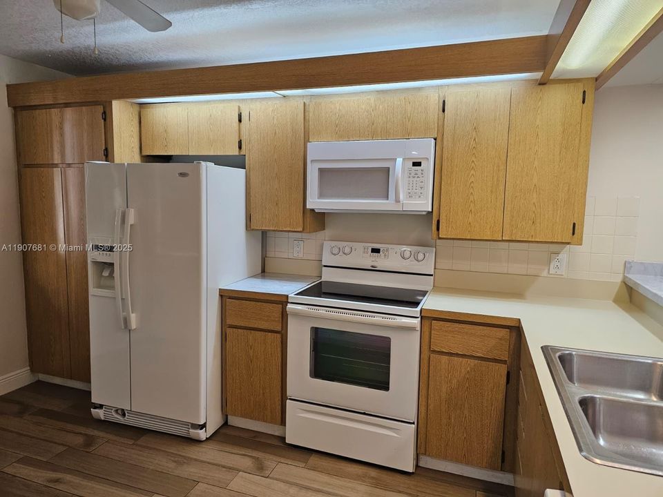 Под контрактом: $2,000 (2 спален, 2 ванн, 1442 Квадратных фут)