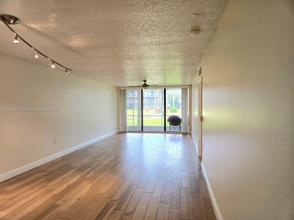 Под контрактом: $2,000 (2 спален, 2 ванн, 1442 Квадратных фут)