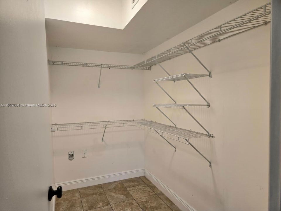 Под контрактом: $2,000 (2 спален, 2 ванн, 1442 Квадратных фут)