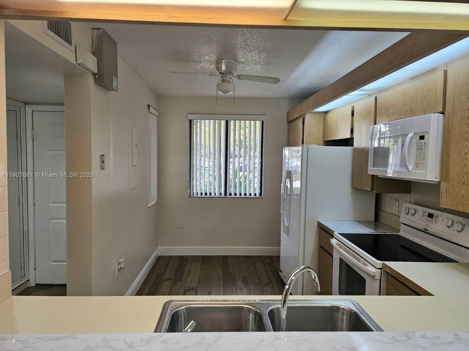 Под контрактом: $2,000 (2 спален, 2 ванн, 1442 Квадратных фут)