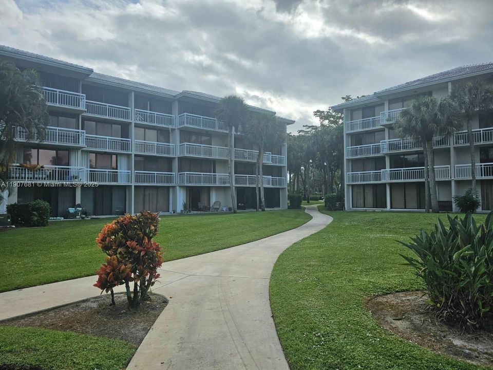 Под контрактом: $2,000 (2 спален, 2 ванн, 1442 Квадратных фут)