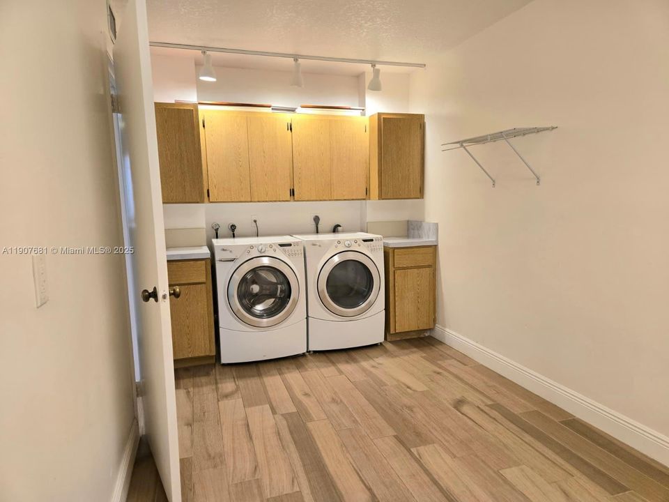 Под контрактом: $2,000 (2 спален, 2 ванн, 1442 Квадратных фут)