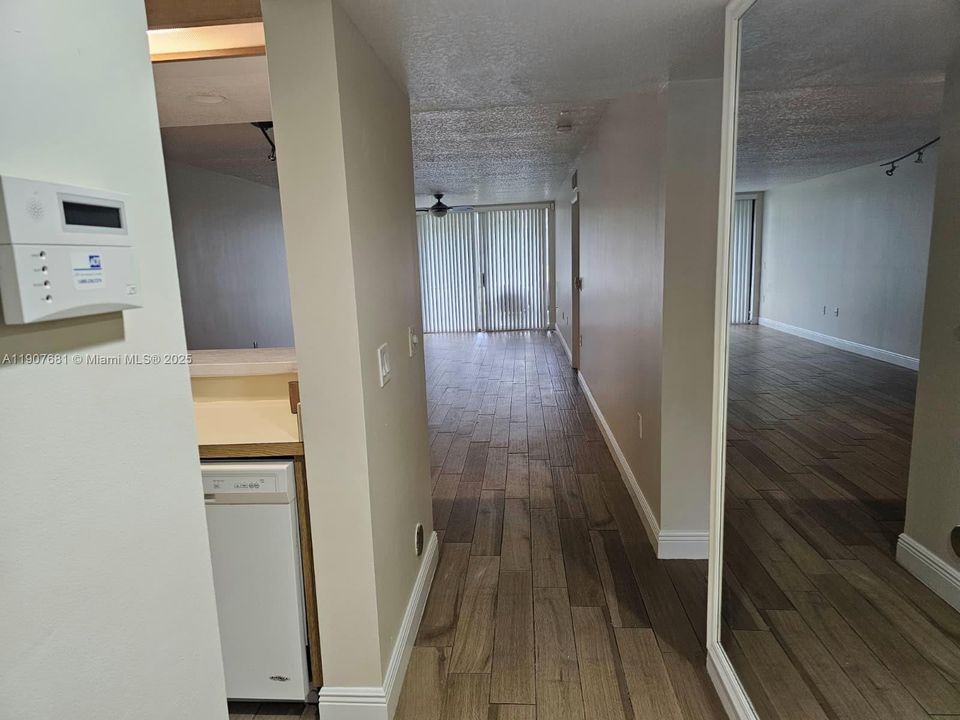 Под контрактом: $2,000 (2 спален, 2 ванн, 1442 Квадратных фут)