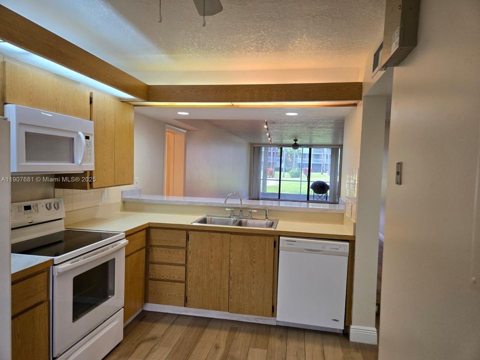 Под контрактом: $2,000 (2 спален, 2 ванн, 1442 Квадратных фут)