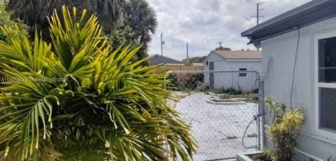 出租: $1,025 (1 贝兹, 1 浴室, 0 平方英尺)