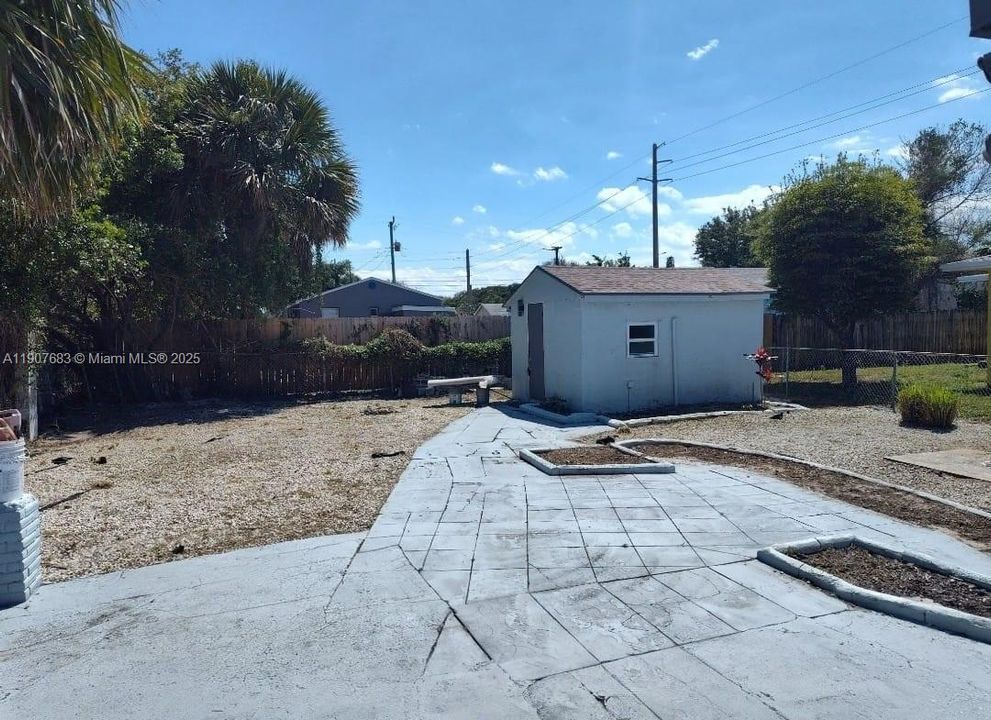 出租: $1,025 (1 贝兹, 1 浴室, 0 平方英尺)