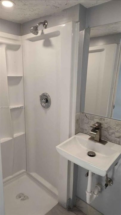 出租: $1,025 (1 贝兹, 1 浴室, 0 平方英尺)