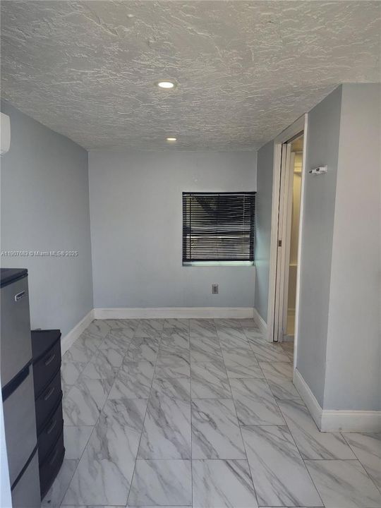 出租: $1,025 (1 贝兹, 1 浴室, 0 平方英尺)