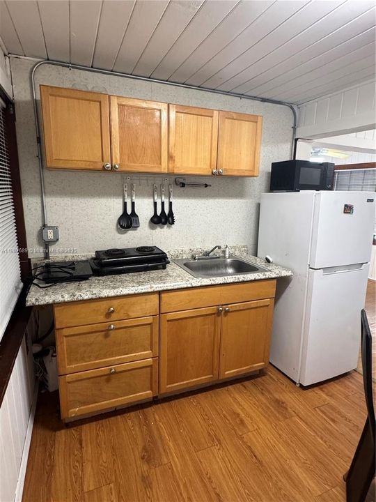 For Rent: $1,250 (0 beds, 1 baths, 700 Square Feet)