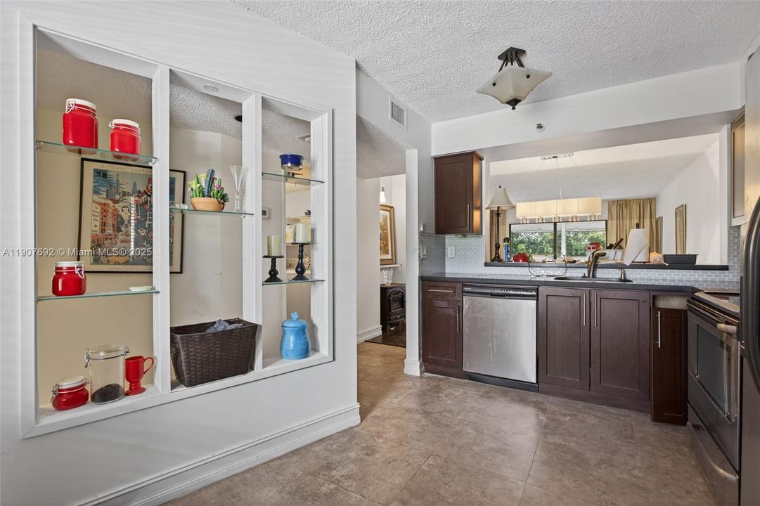 Active With Contract: $149,000 (2 beds, 2 baths, 1222 Square Feet)