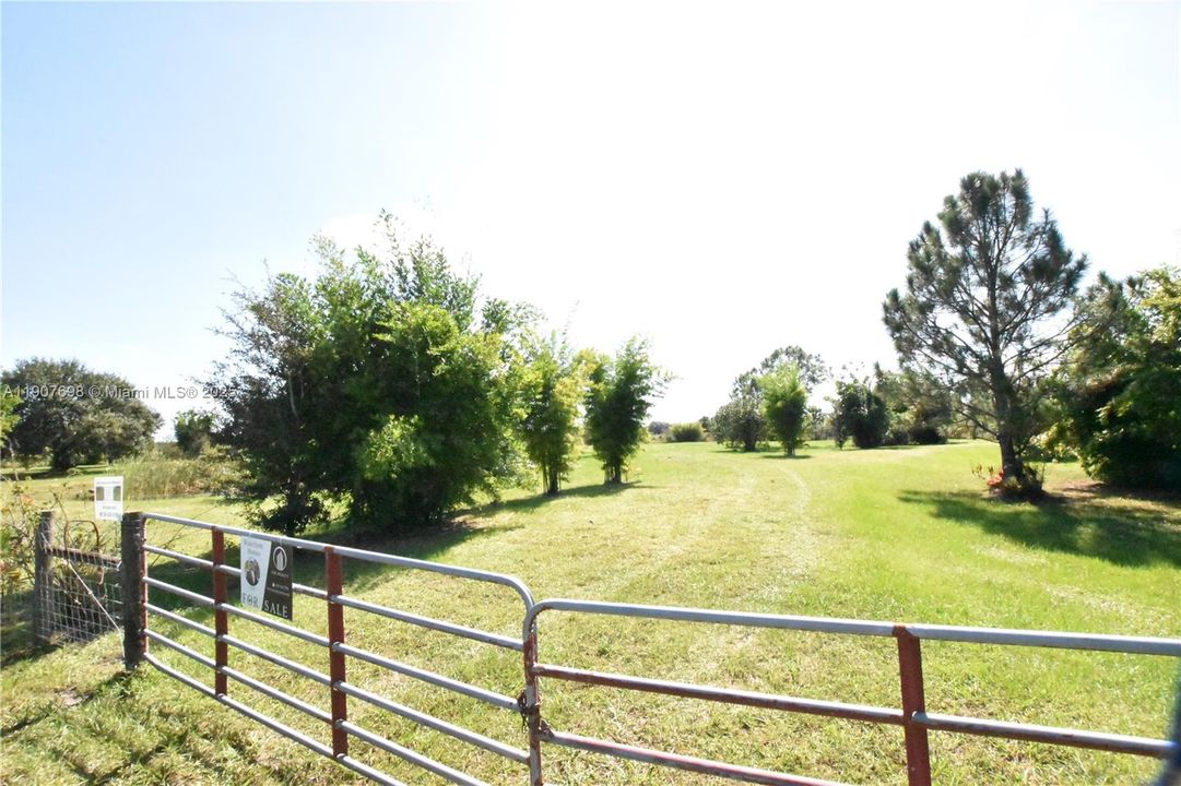 待售: $118,000 (2.50 acres)