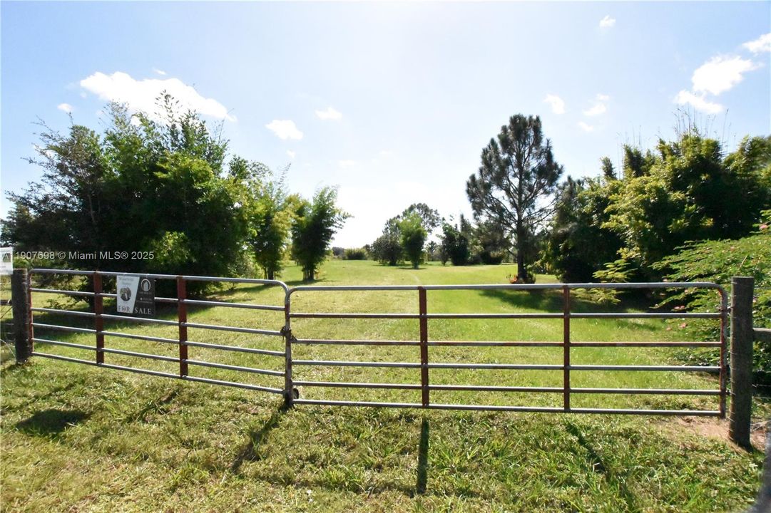 待售: $118,000 (2.50 acres)