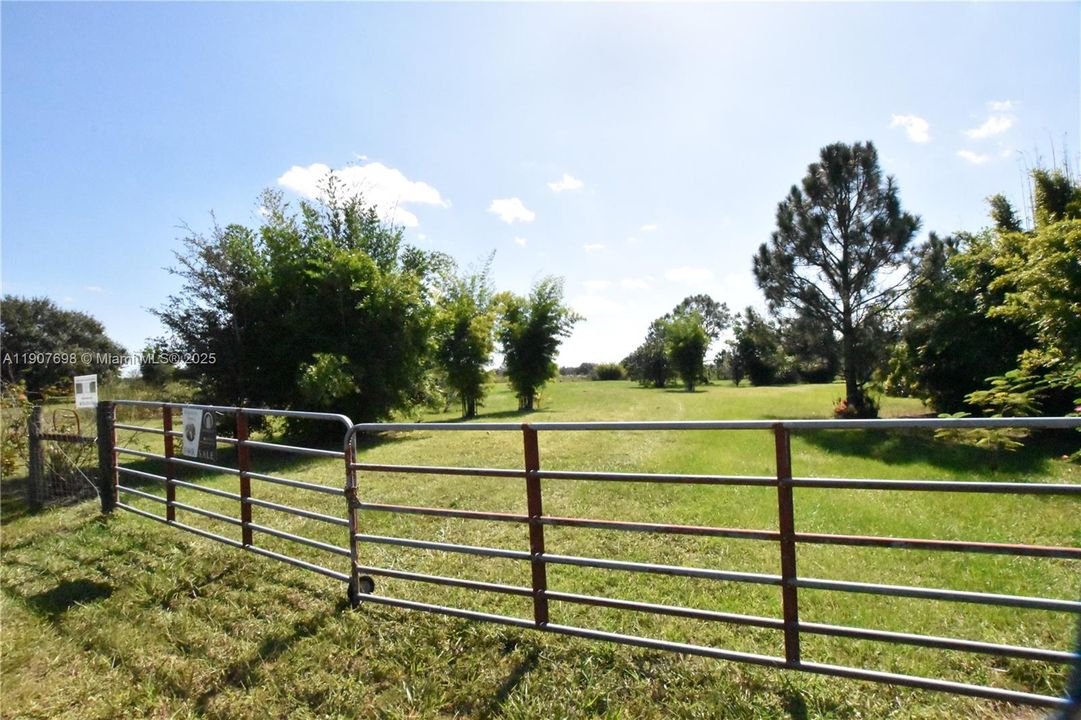 待售: $118,000 (2.50 acres)