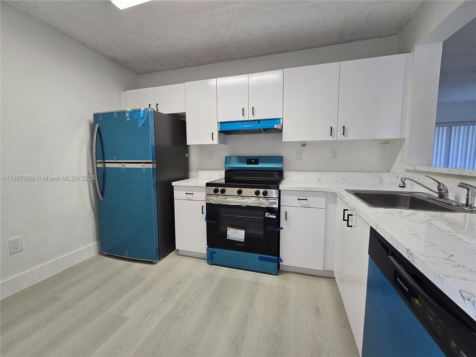 Active With Contract: $359,999 (3 beds, 2 baths, 1090 Square Feet)