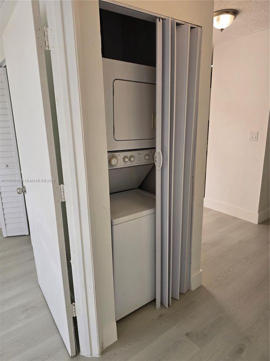 Active With Contract: $359,999 (3 beds, 2 baths, 1090 Square Feet)