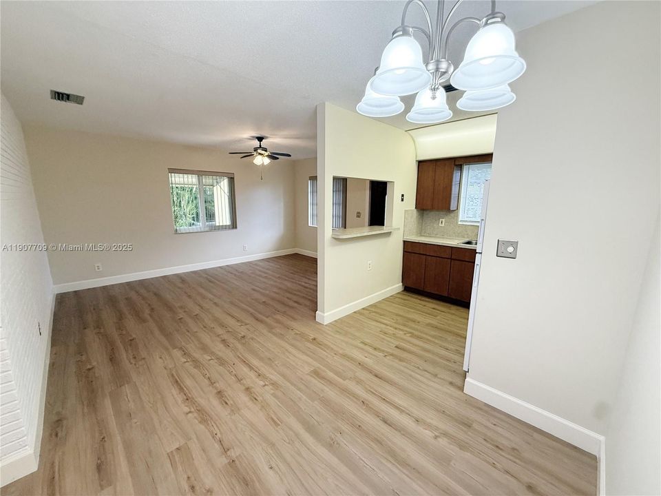 合同活跃: $1,650 (1 贝兹, 1 浴室, 2112 平方英尺)