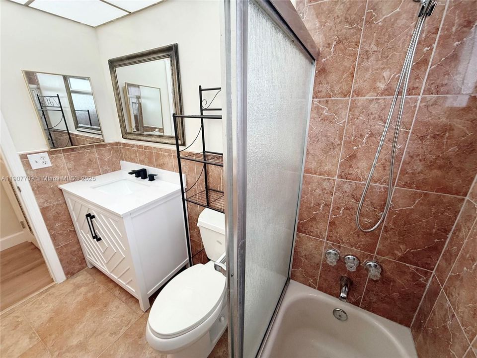 合同活跃: $1,650 (1 贝兹, 1 浴室, 2112 平方英尺)