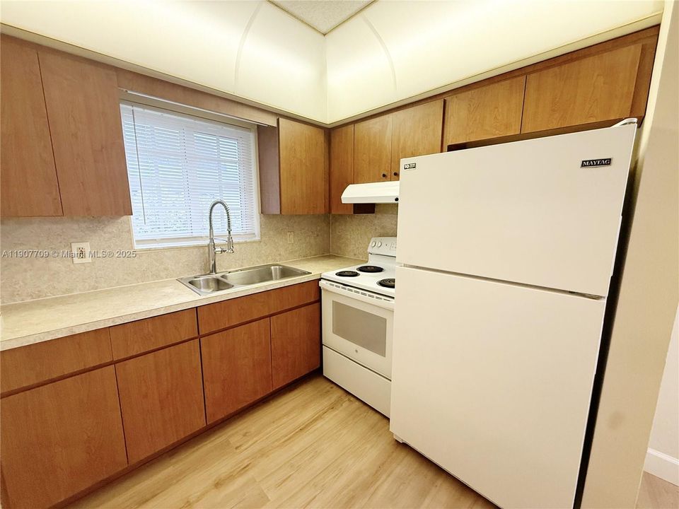 合同活跃: $1,650 (1 贝兹, 1 浴室, 2112 平方英尺)