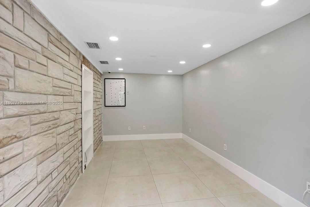 出租: $4,000 (0 贝兹, 0 浴室, 0 平方英尺)