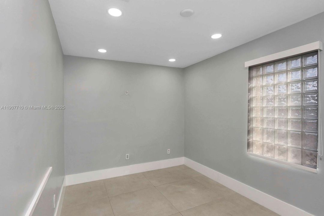 出租: $4,000 (0 贝兹, 0 浴室, 0 平方英尺)