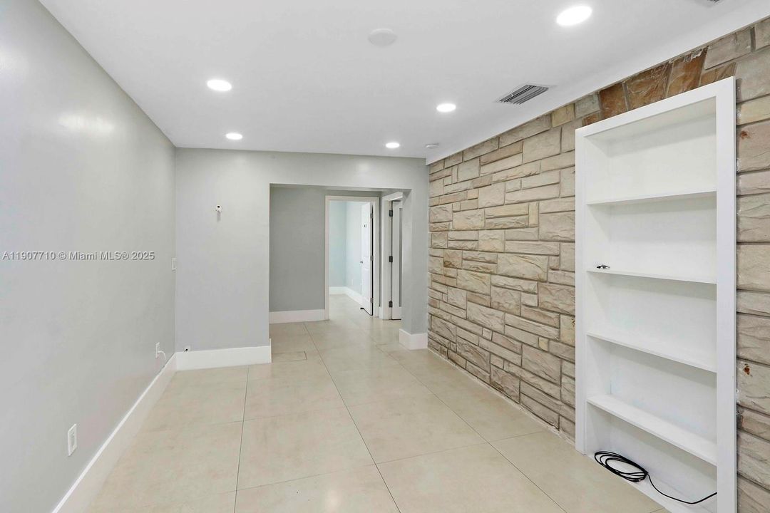 出租: $4,000 (0 贝兹, 0 浴室, 0 平方英尺)