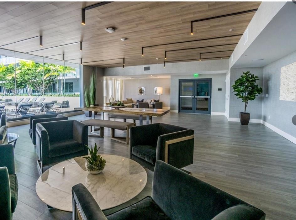 For Sale: $739,000 (2 beds, 2 baths, 1136 Square Feet)