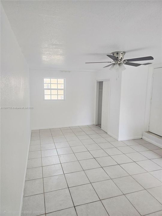 Под контрактом: $1,050 (1 спален, 1 ванн, 1810 Квадратных фут)