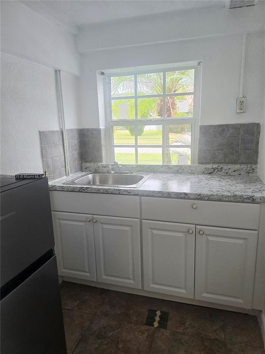 Под контрактом: $1,050 (1 спален, 1 ванн, 1810 Квадратных фут)