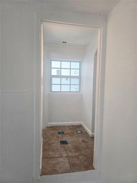 Под контрактом: $1,050 (1 спален, 1 ванн, 1810 Квадратных фут)