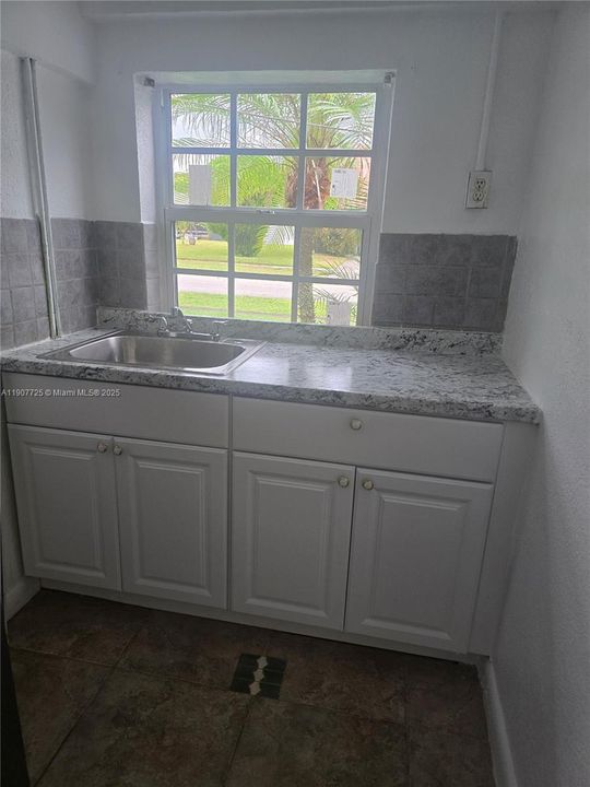 Под контрактом: $1,050 (1 спален, 1 ванн, 1810 Квадратных фут)