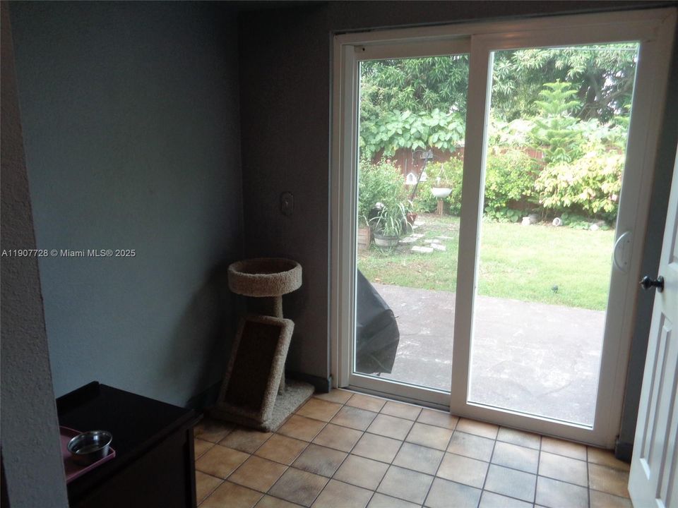 Active With Contract: $639,185 (5 beds, 2 baths, 2081 Square Feet)