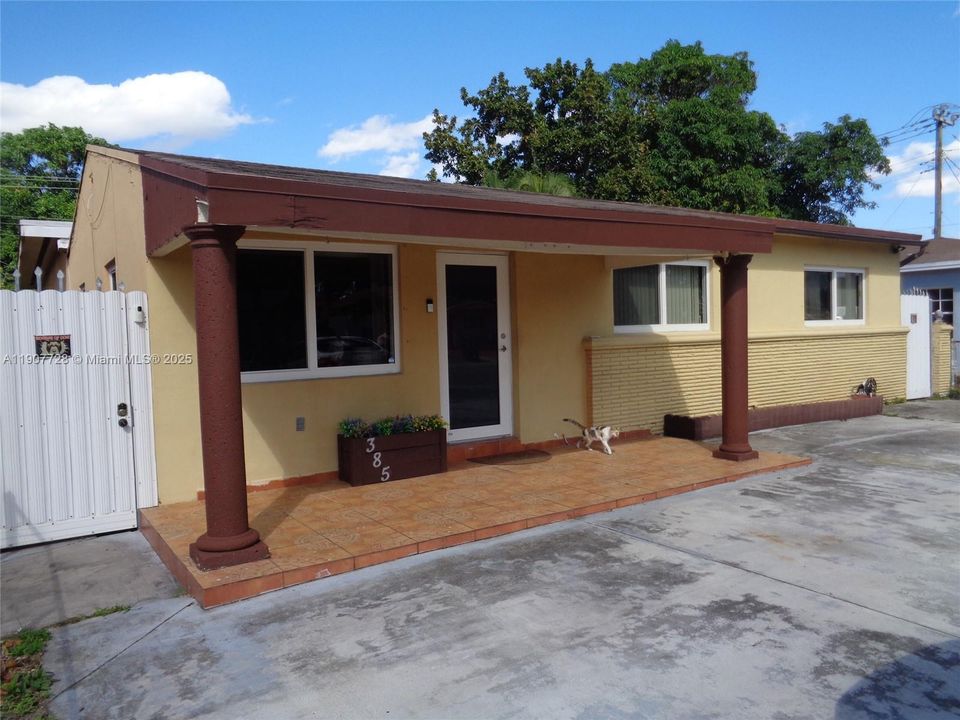 Active With Contract: $639,185 (5 beds, 2 baths, 2081 Square Feet)