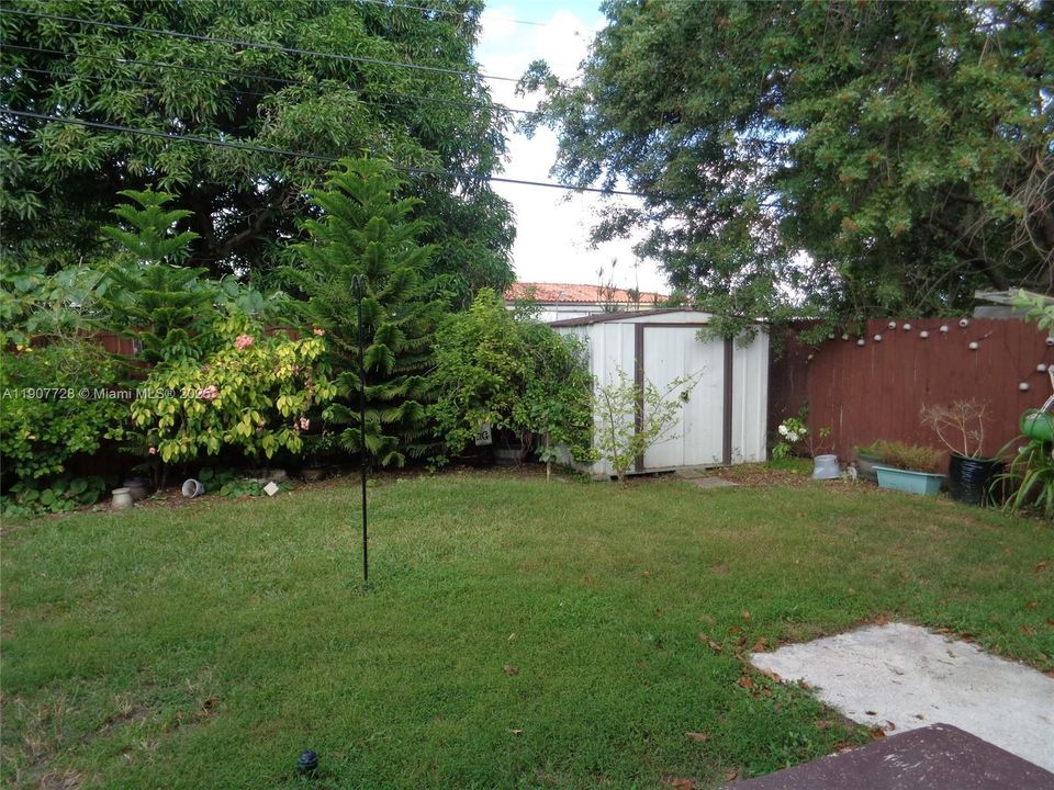 Active With Contract: $639,185 (5 beds, 2 baths, 2081 Square Feet)