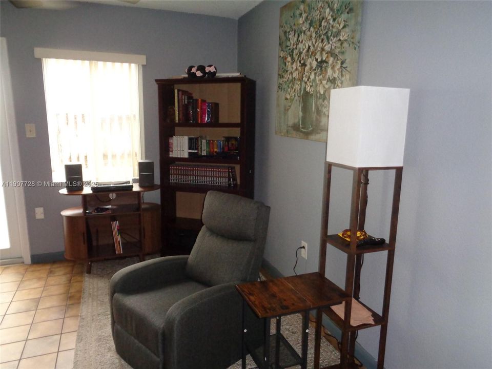 Active With Contract: $639,185 (5 beds, 2 baths, 2081 Square Feet)