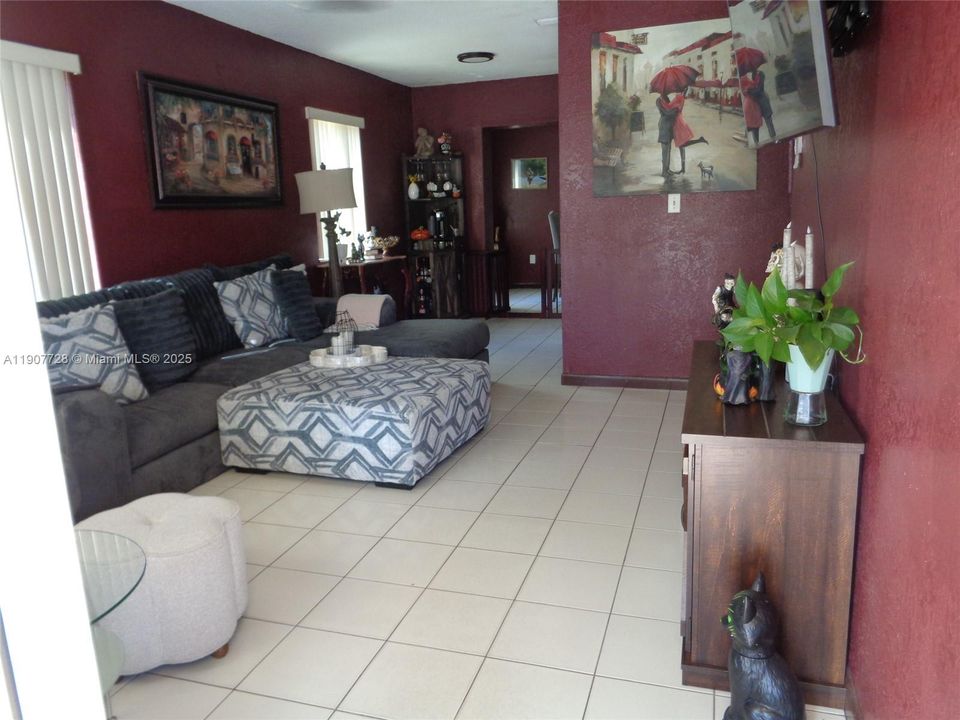 Active With Contract: $639,185 (5 beds, 2 baths, 2081 Square Feet)