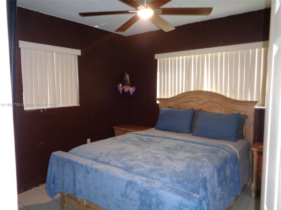 Active With Contract: $639,185 (5 beds, 2 baths, 2081 Square Feet)