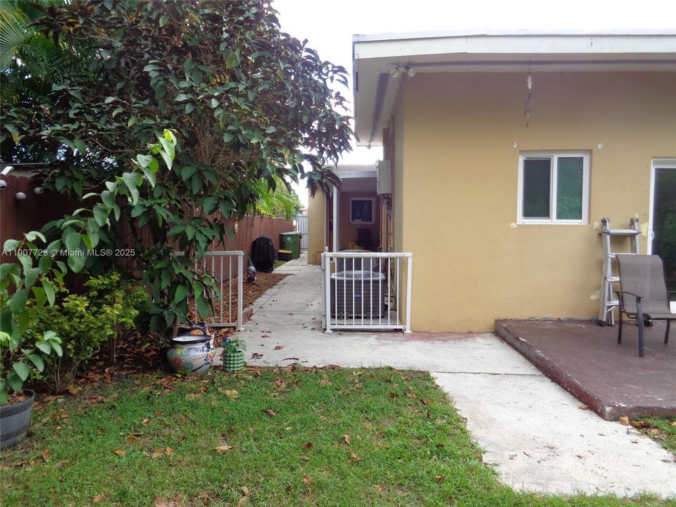 Active With Contract: $639,185 (5 beds, 2 baths, 2081 Square Feet)