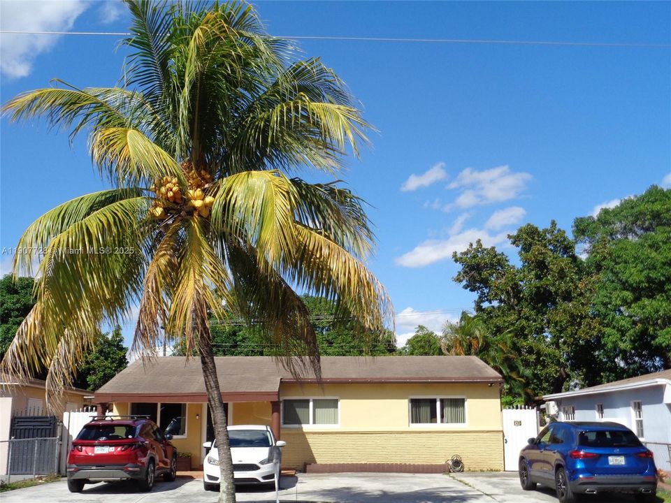 Active With Contract: $639,185 (5 beds, 2 baths, 2081 Square Feet)