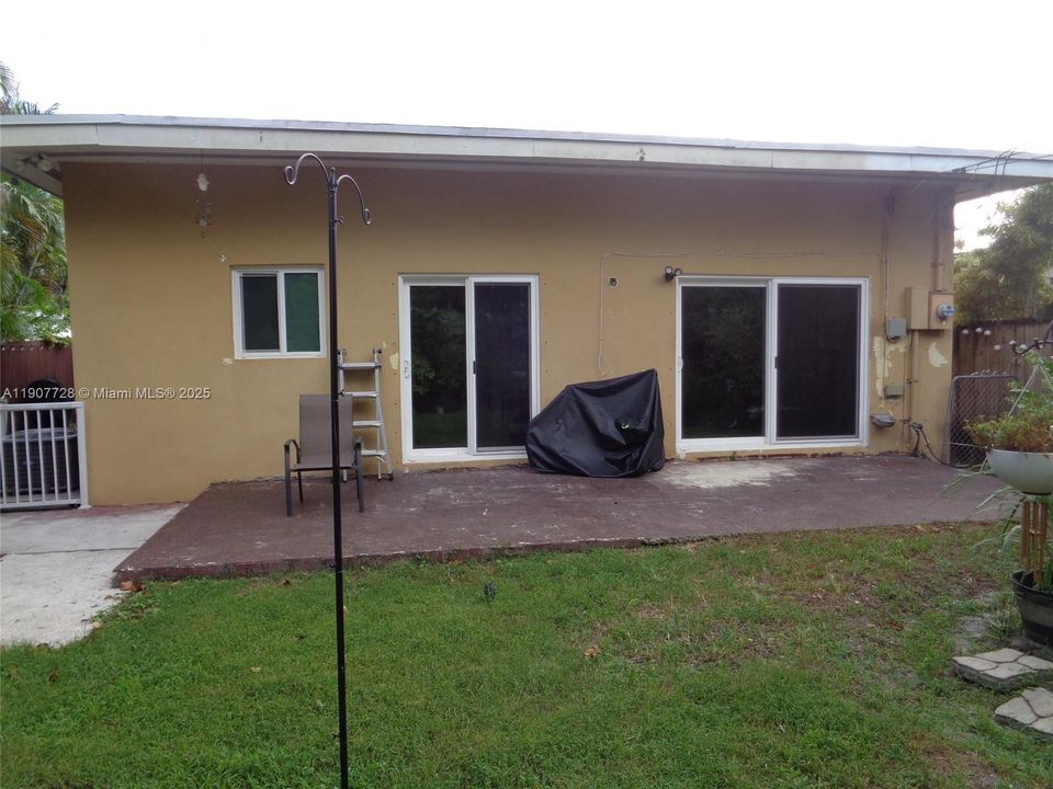 Active With Contract: $639,185 (5 beds, 2 baths, 2081 Square Feet)