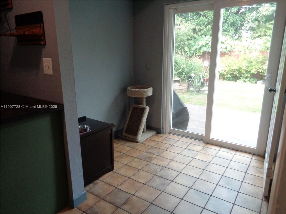 Active With Contract: $639,185 (5 beds, 2 baths, 2081 Square Feet)