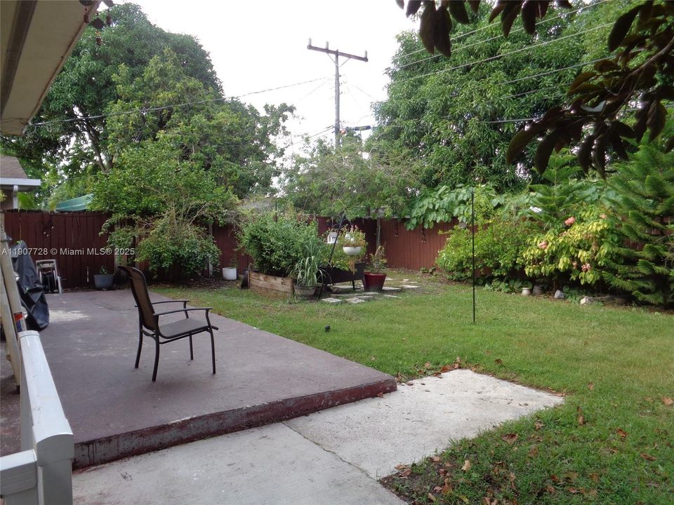 Active With Contract: $639,185 (5 beds, 2 baths, 2081 Square Feet)