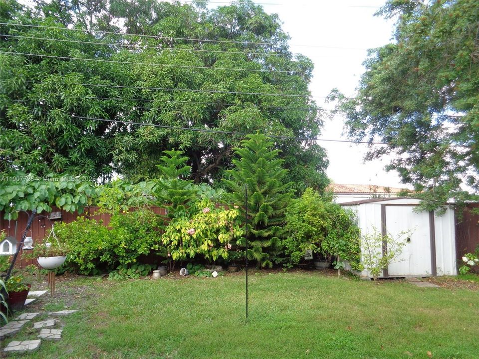 Active With Contract: $639,185 (5 beds, 2 baths, 2081 Square Feet)