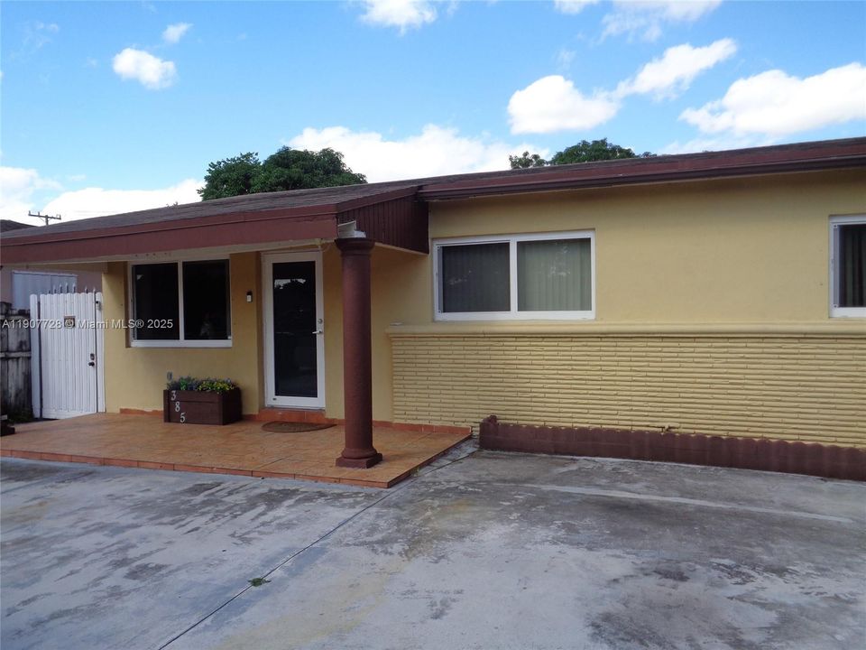 Active With Contract: $639,185 (5 beds, 2 baths, 2081 Square Feet)