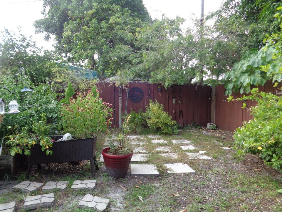 Active With Contract: $639,185 (5 beds, 2 baths, 2081 Square Feet)