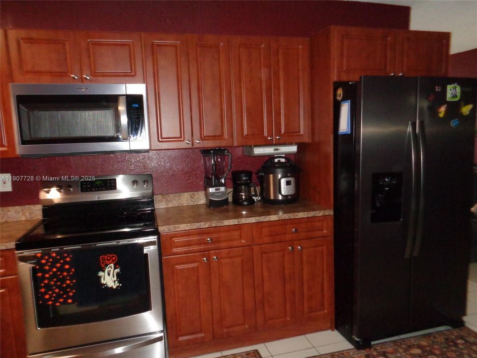 Active With Contract: $639,185 (5 beds, 2 baths, 2081 Square Feet)